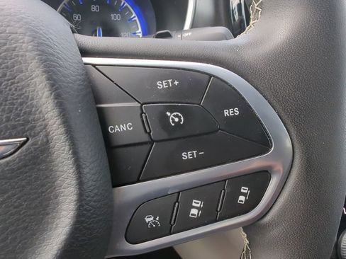 Used 2023 Chrysler Pacifica Touring-L FWD image 28