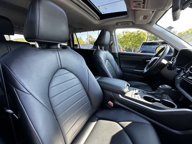 Used 2024 Toyota Highlander XLE AWD/4WD image 33
