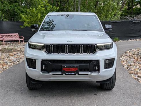 Used 2023 Jeep Grand Cherokee Overland w/ Luxury Tech Group IV AWD/4WD image 9
