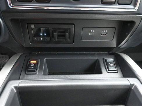 Used 2024 Nissan Titan SV w/ SV Convenience Package image 17
