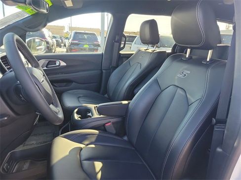 New 2023 Chrysler Pacifica Touring-L w/ S Appearance Package image 15