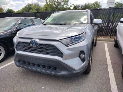 Used 2020 Toyota RAV4 XLE w/ Convenience Package AWD/4WD image 3