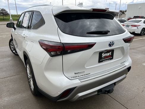 Used 2024 Toyota Highlander Platinum AWD/4WD image 4