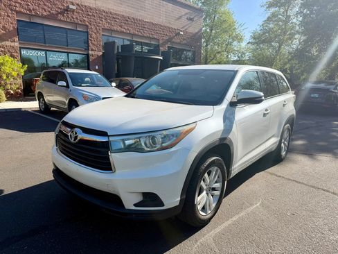 Used 2015 Toyota Highlander LE FWD image 1