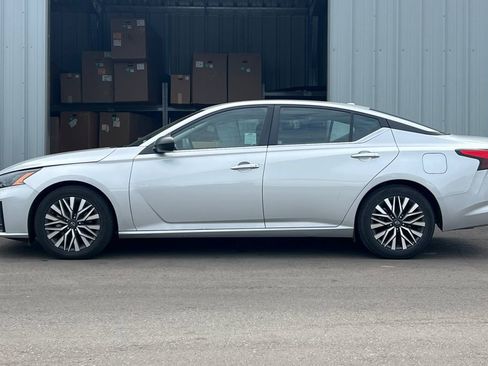 Used 2024 Nissan Altima 2.5 SV image 7