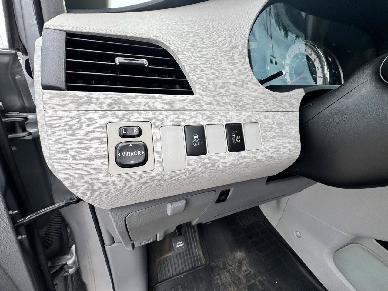 Used 2014 Toyota Sienna SE FWD image 20