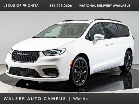 Used 2022 Chrysler Pacifica Limited w/ Uconnect Theater Family Group AWD/4WD image 1