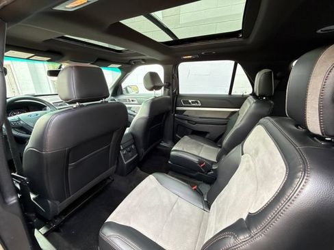 Used 2017 Ford Explorer XLT w/ Equipment Group 202A AWD/4WD image 40