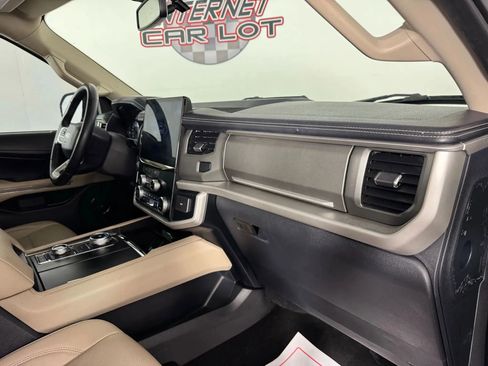 Used 2023 Ford Expedition XLT image 12