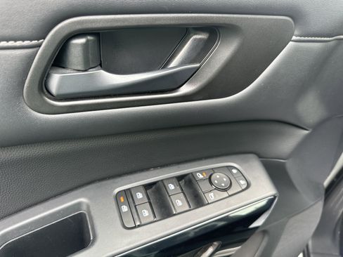 Used 2024 Nissan Pathfinder SV image 8