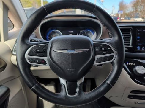 Used 2017 Chrysler Pacifica Touring-L Plus w/ Tire & Wheel Group image 20