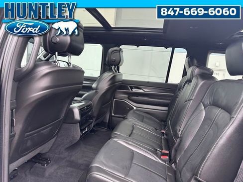 Used 2023 Jeep Wagoneer 4WD w/ Premium Group I image 18