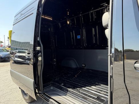 Used 2024 Mercedes-Benz Sprinter 2500 image 18