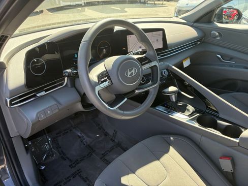 Used 2025 Hyundai Elantra SEL FWD image 35