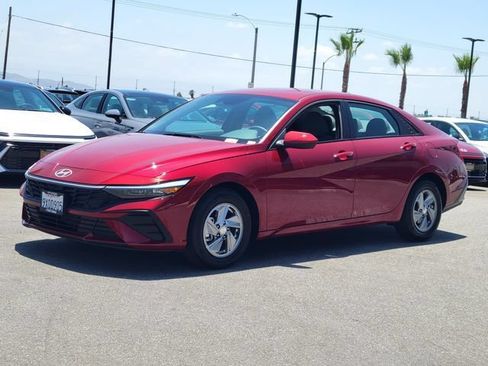 Certified 2026 Hyundai Elantra SE FWD image 2