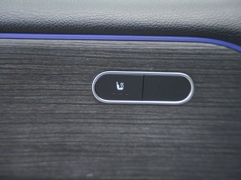 Used 2022 Mercedes-Benz GLB 250 4MATIC w/ Premium Package Lite image 40