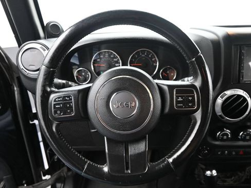 Used 2014 Jeep Wrangler Unlimited Sahara w/ Dual Top Group AWD/4WD image 13