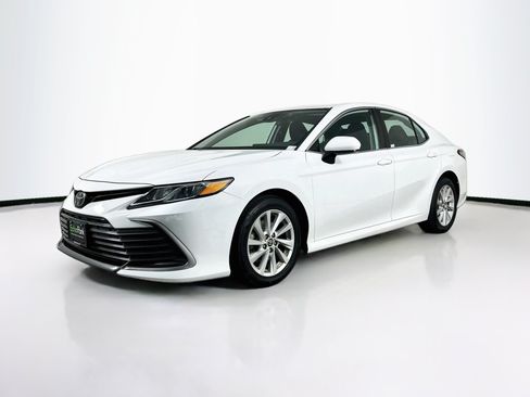 Used 2022 Toyota Camry LE FWD image 3
