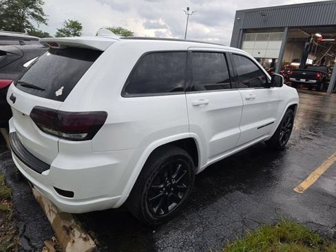 Used 2017 Jeep Grand Cherokee Altitude AWD/4WD image 10