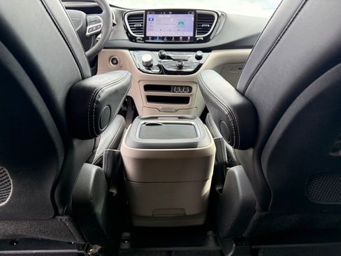 Used 2023 Chrysler Pacifica Touring-L FWD image 16
