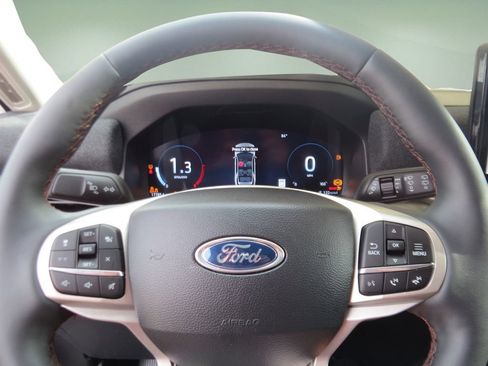 Used 2025 Ford Explorer Active RWD image 26