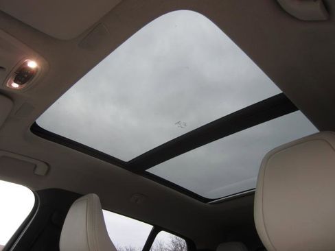 Used 2021 Volvo XC40 T5 Momentum image 9