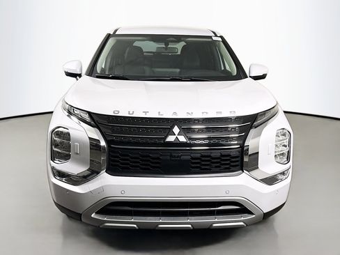 Used 2024 Mitsubishi Outlander SE image 2