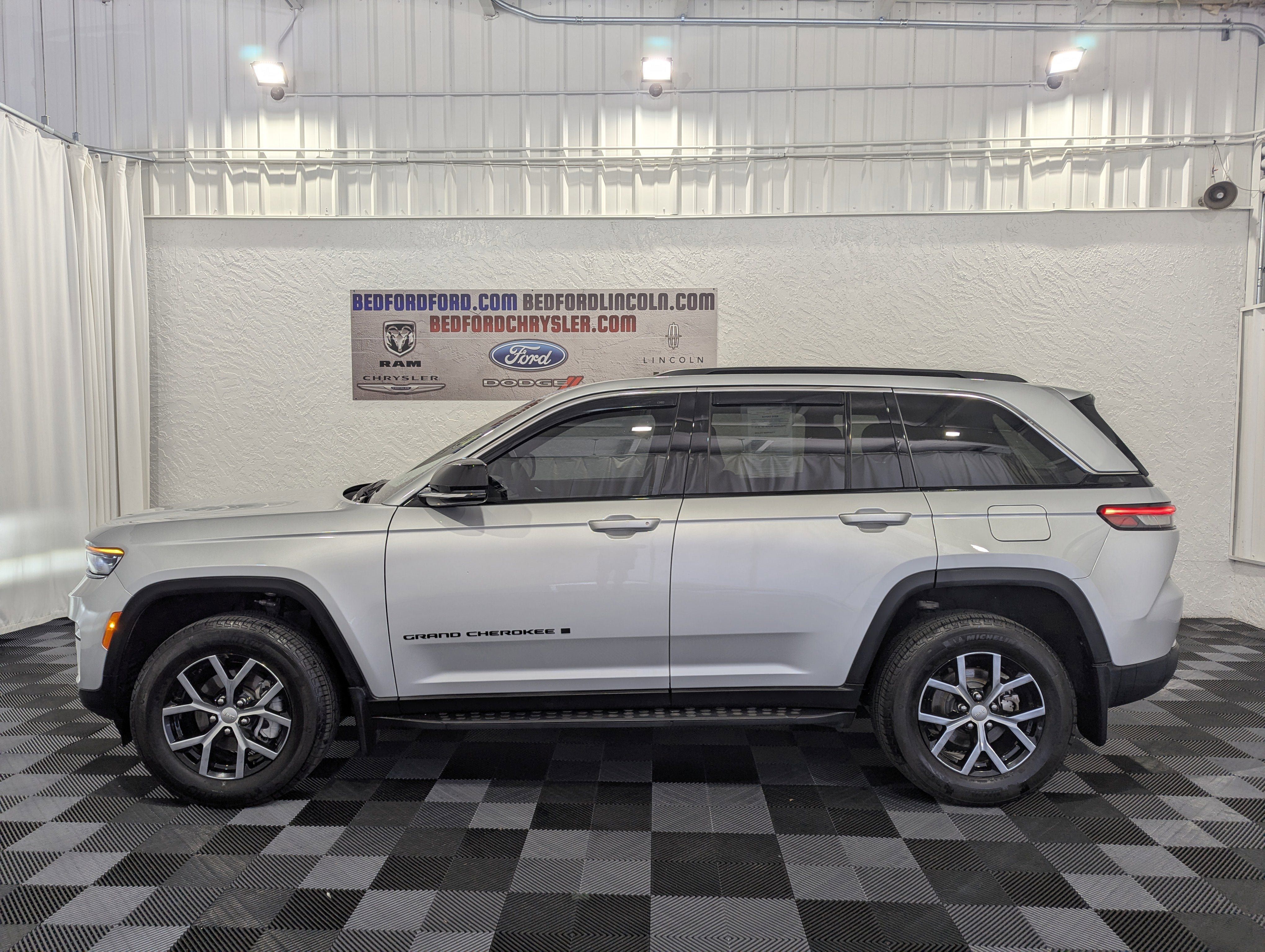 Used 2025 Jeep Grand Cherokee Limited w/ Trailer Tow Package AWD/4WD image 2