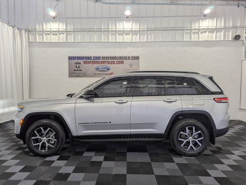 Used 2025 Jeep Grand Cherokee Limited w/ Trailer Tow Package AWD/4WD image 2