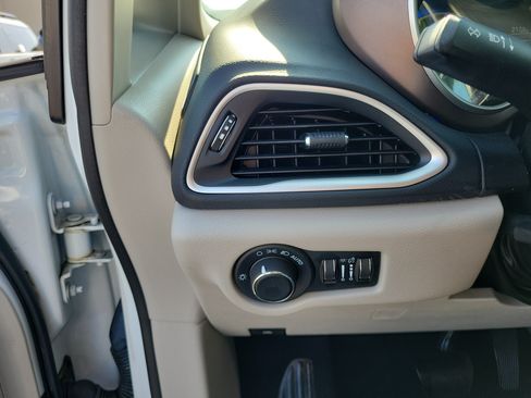 Used 2021 Chrysler Voyager Lxi FWD image 20