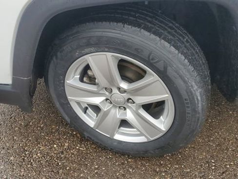 Used 2022 Jeep Compass Latitude image 4