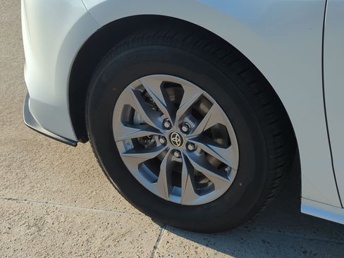 Used 2024 Toyota Sienna XLE image 12