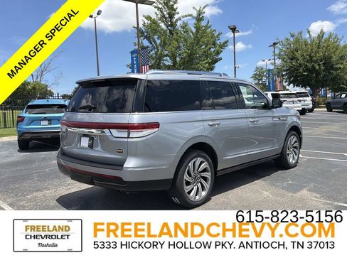 Used 2023 Lincoln Navigator Reserve AWD/4WD image 3