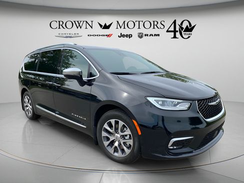 Used 2025 Chrysler Pacifica Pinnacle FWD image 1