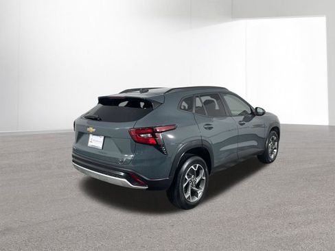 Used 2025 Chevrolet Trax LT w/ LT Convenience Package image 13