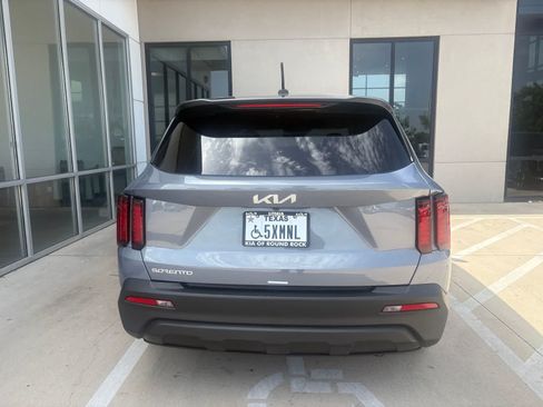 Used 2023 Kia Sorento LX FWD image 6
