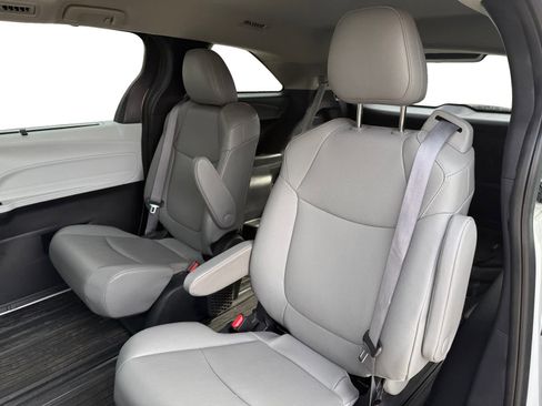 Used 2025 Toyota Sienna XLE image 13