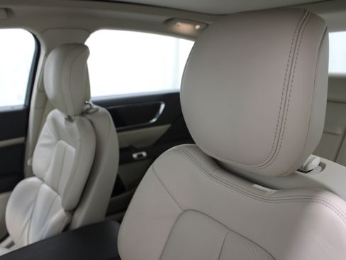 Used 2017 Lincoln Continental Select FWD image 4