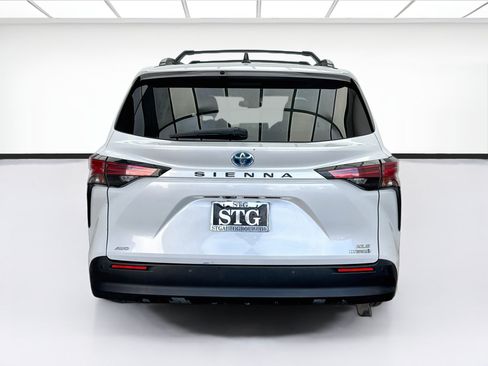 Used 2022 Toyota Sienna XLE AWD/4WD image 5
