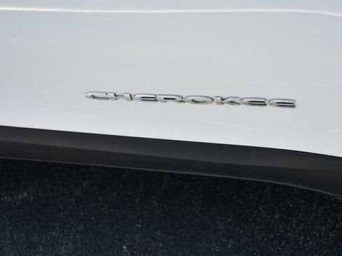 Used 2020 Jeep Cherokee Latitude Plus w/ Cold Weather Group AWD/4WD image 29