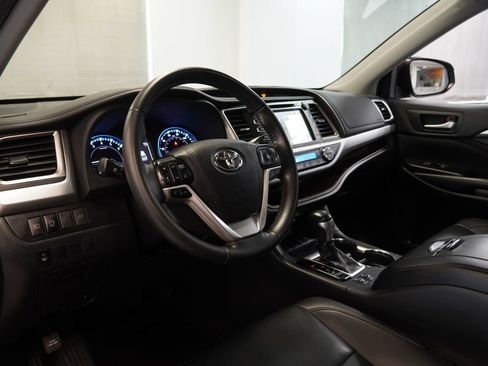Used 2019 Toyota Highlander XLE AWD/4WD image 7