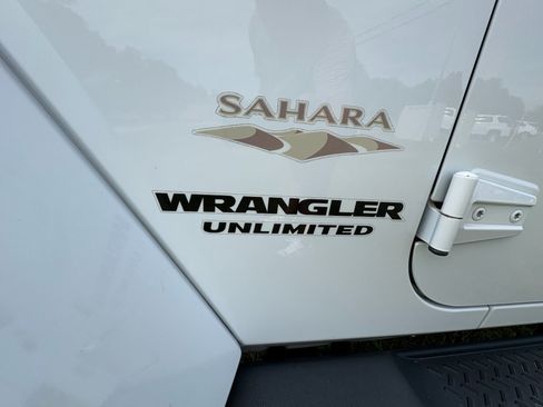 Used 2015 Jeep Wrangler Unlimited Sahara w/ Connectivity Group AWD/4WD image 27