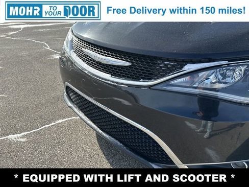 Used 2017 Chrysler Pacifica Touring-L image 32