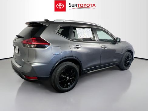 Used 2018 Nissan Rogue SV image 4