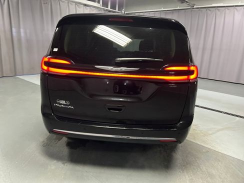 Used 2024 Chrysler Pacifica Touring-L image 6