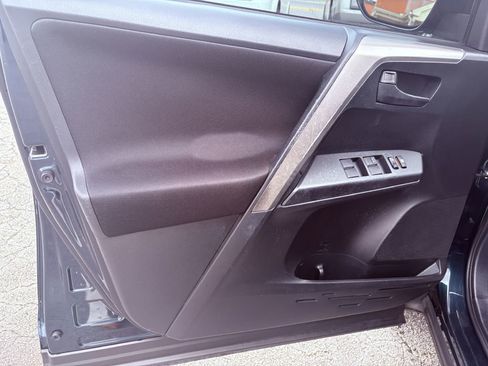 Used 2018 Toyota RAV4 LE FWD image 10