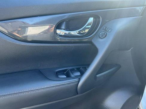 Used 2019 Nissan Rogue SV image 10