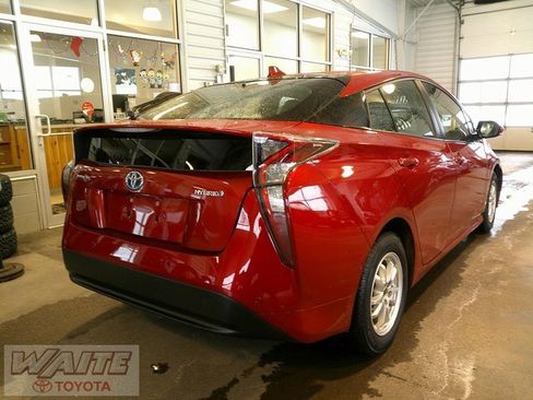 Used 2017 Toyota Prius Three image 2
