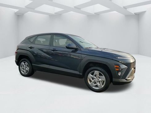 Certified 2025 Hyundai Kona SE image 3