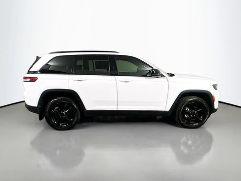 Used 2024 Jeep Grand Cherokee Altitude AWD/4WD image 7